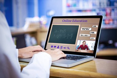 Bileşik görüntü bir dizüstü bilgisayar kullanarak işadamı karşı online kurslar