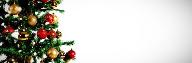Noel ağacı altın süslemeli karşı düşen kar