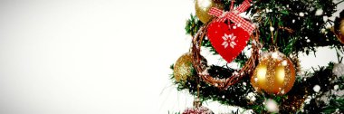 Noel ağacını süsler ile dekore edilmiş karşı düşen kar