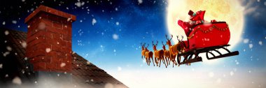 Beyaz bulutların altında mavi gökyüzü, Ren geyiği kızak Noel Baba'ya karşı düşen kar
