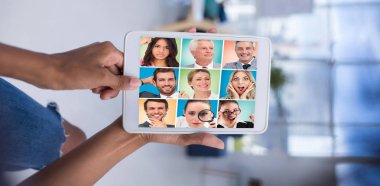 Dijital tablet kullanarak kadın yönetici karşı İnsanlar kolaj portre 3x3
