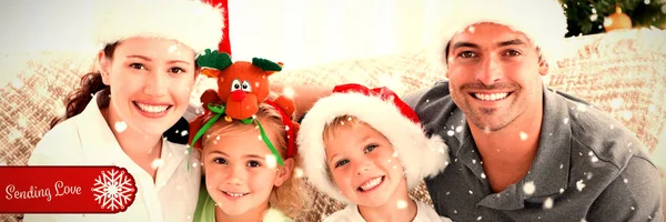 Portrait Une Famille Heureuse Avec Des Chapeaux Noël Assis Sur — Photo