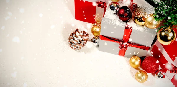 Χιόνι Πέφτει Κατά Χριστουγεννιάτικα Δώρα Και Διακόσμηση Λευκό Φόντο — Φωτογραφία Αρχείου