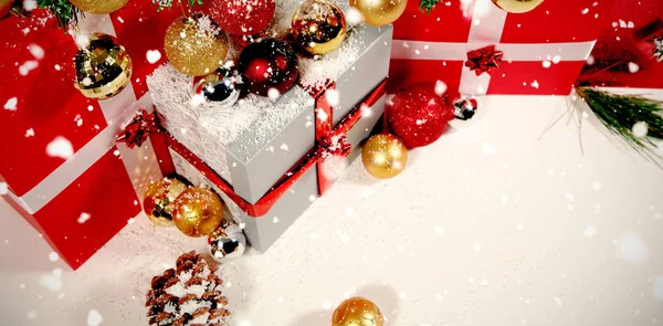 Χιόνι Πέφτει Κατά Χριστουγεννιάτικα Δώρα Και Διακόσμηση Λευκό Φόντο — Φωτογραφία Αρχείου