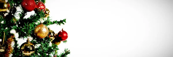 Schnee Fällt Gegen Rot Goldene Weihnachtskugeln Die Baum Hängen — Stockfoto
