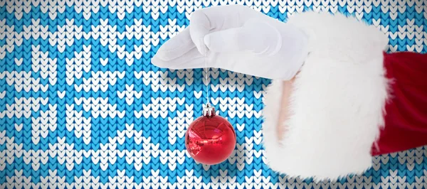 Kerstman Rood Bauble Houden Tegen Breien Kerstmis Achtergrond Sneeuwvlokken — Stockfoto