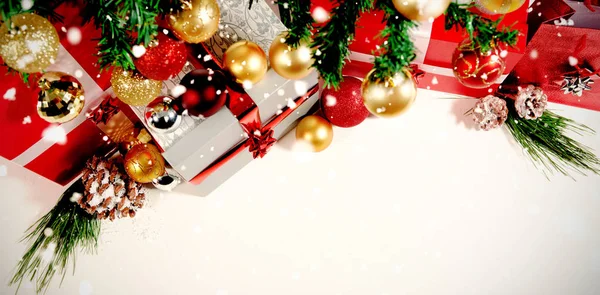 Nieve Cayendo Contra Hermosa Decoración Navidad Con Espacio Copia —  Fotos de Stock