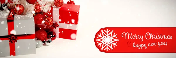 Banner Feliz Navidad Contra Primer Plano Los Regalos Decoraciones Navidad —  Fotos de Stock