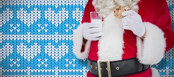 Santa Hålla Cookie Och Glas Mjölk Mot Stickning Jul Bakgrund — Stockfoto