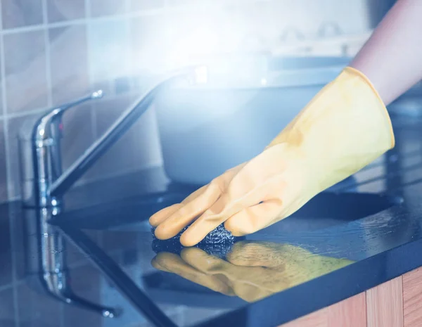 Image Recadrée Une Femme Nettoyant Cuisine Maison — Photo