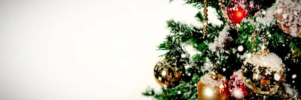 Sneeuw Vallen Tegen Kerst Ornamenten Opknoping Boom — Stockfoto