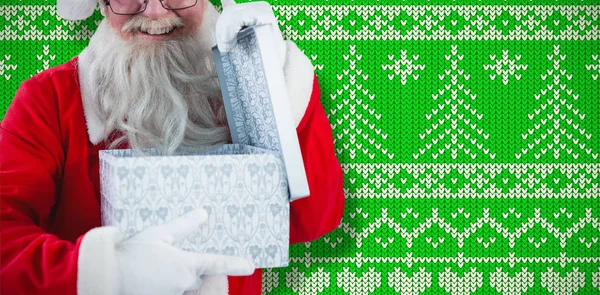 Santa Claus Otevření Dar Krabice Proti Zelené Bílé Vánoční Vzor — Stock fotografie