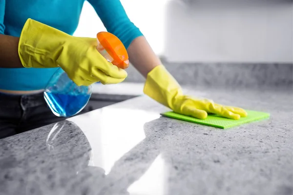 Seção Média Mulher Limpeza Balcão Cozinha Casa — Fotografia de Stock