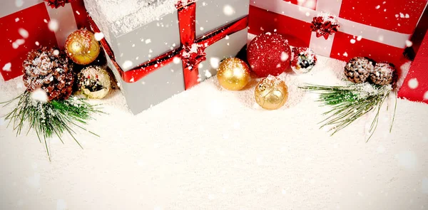 Sneeuw Vallen Tegen Leuke Kerstcadeaus Liggend Sneeuw — Stockfoto