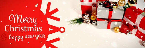 Cartão Saudação Branco Vermelho Contra Presentes Natal Com Espaço Cópia — Fotografia de Stock