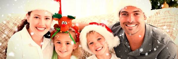 Retrato Uma Família Feliz Com Chapéus Natal Sentados Sofá Contra — Fotografia de Stock