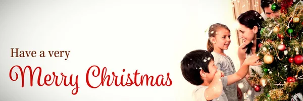 Biglietto Natale Contro Famiglia Sorridente Che Decora Albero Natale Con — Foto Stock