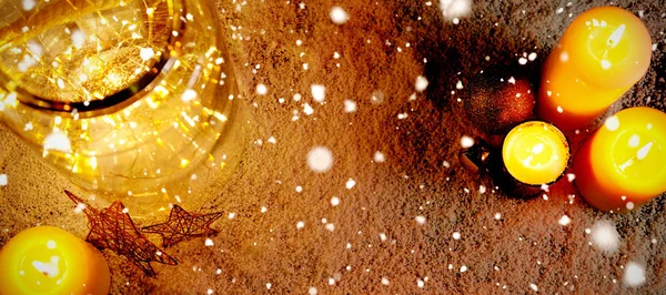 Nieve Cayendo Contra Velas Navidad Luces Suaves —  Fotos de Stock
