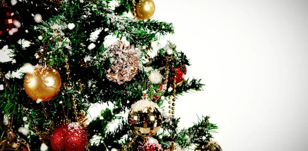 Χιόνι Πέφτει Κατά Των Διακοσμήσεων Χριστουγέννων Που Κρέμεται Δέντρο — Φωτογραφία Αρχείου