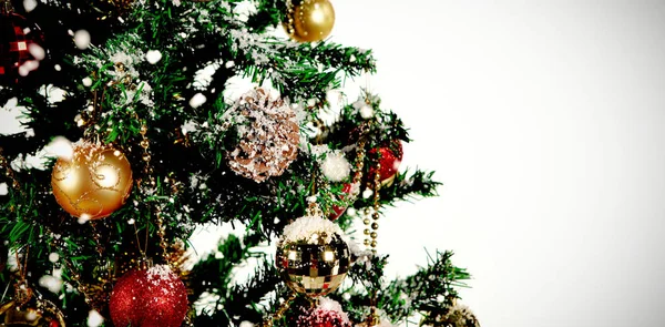 Neve Che Cade Contro Decorazioni Natalizie Appese All Albero — Foto Stock