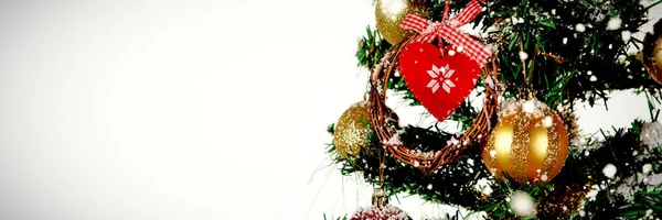 Sneeuw Vallen Tegen Kerstboom Die Versierd Met Ornamenten — Stockfoto