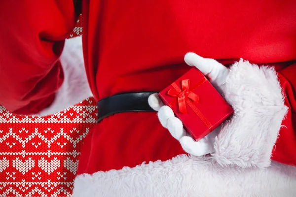 Santa Claus Holding Presentbox Bakom Hans Rygg Mot Röd Stickning — Stockfoto