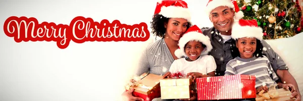 Familie Care Ține Cadouri Crăciun Împotriva Felicitărilor Albe Roșii — Fotografie, imagine de stoc