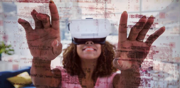 Imagem Dados Contra Gestos Executivos Femininos Usar Simulador Realidade Virtual — Fotografia de Stock