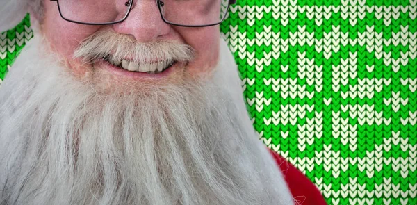 Papai Noel Sorrindo Contra Fundo Branco Contra Papel Parede Padrão — Fotografia de Stock