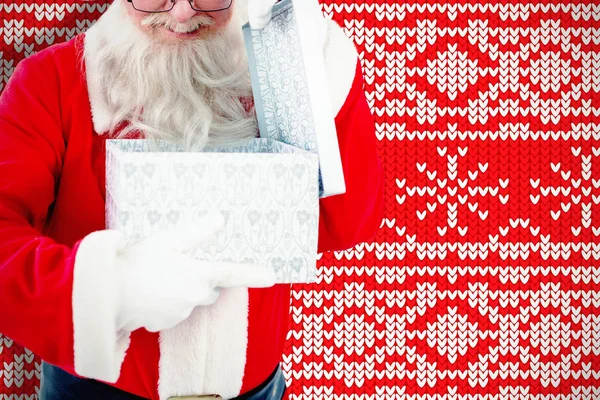 Santa Claus Öppna Presentbox Mot Röd Stickning Jul Bakgrund Snöflingor — Stockfoto