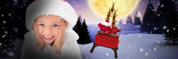 Linda Niña Con Sombrero Santa Contra Casa Navidad Bajo Luna — Foto de Stock