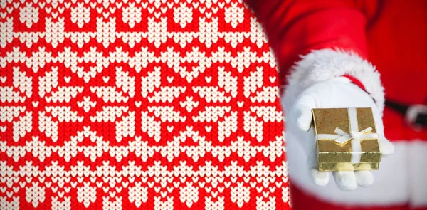 Santa Claus Håller Presentbox Hand Mot Jul Jumper Mönster — Stockfoto