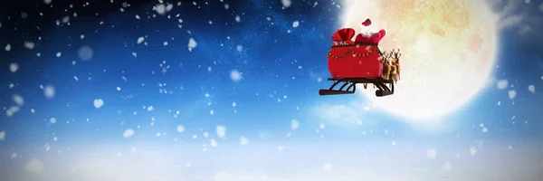 Сніг Падає Білі Хмари Під Блакитним Небом Санта Клаус Оленячих — стокове фото