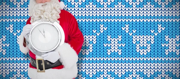 Happy Santa Držící Hodiny Proti Pletení Vánoční Pozadí Jelen — Stock fotografie