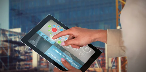Επιχειρηματίας Χρησιμοποιώντας Ψηφιακή Tablet Ενάντια Εργοτάξιο — Φωτογραφία Αρχείου