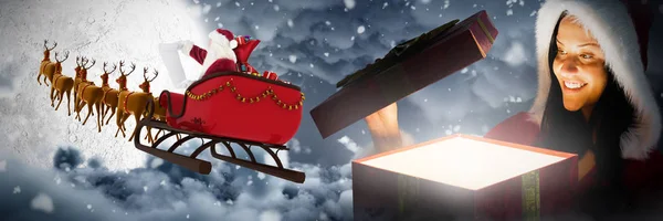 Mosolygó Karácsonyi Ajándék Ellen Hold Süt Felhők Között Megnyitása — Stock Fotó