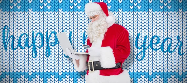 Papai Noel Compras Line Com Laptop Contra Tricô Natal Fundo — Fotografia de Stock