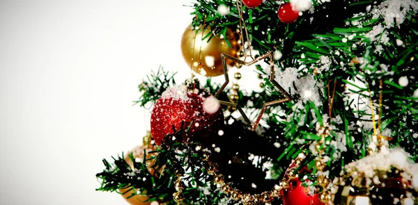 Sneeuw Vallen Tegen Close Van Kerstboom Met Decoraties — Stockfoto