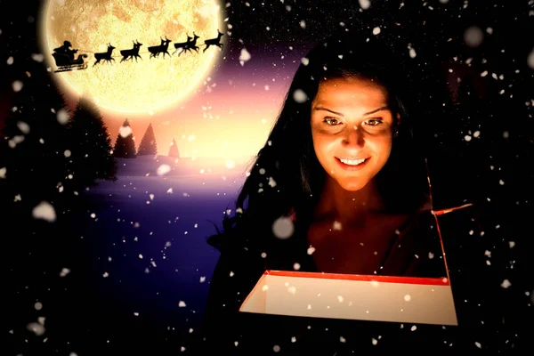 Усміхнена Жінка Відкриває Різдвяний Подарунок Повний Місяць Над Засніженим Пейзажем — стокове фото