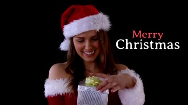 Merry Christmas metin ve Santa dijital bileşik giyinmiş güzel kadın açılış Hediyelik