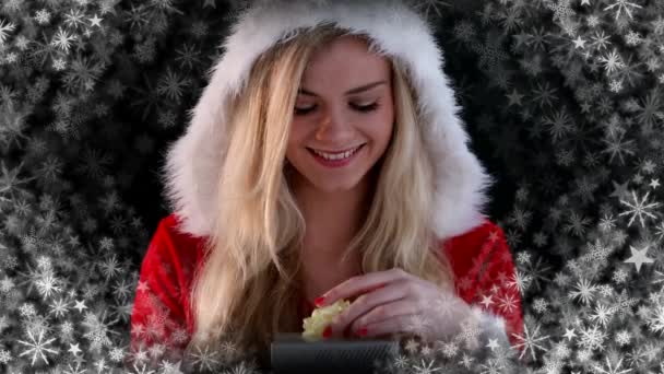 Цифровой Фоторобот Санта Клауса Открывающий Подарок Снежинками — стоковое видео