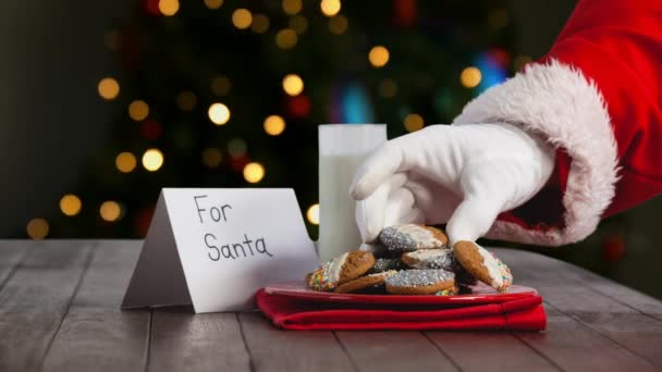 Composto Digital Santa Comer Biscoitos Leite Pelas Luzes Árvore Natal — Vídeo de Stock