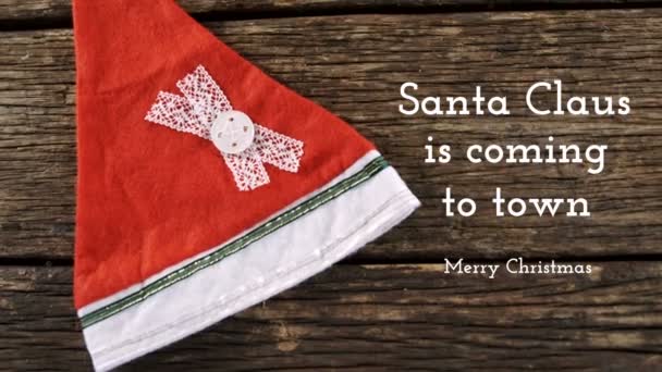 サンタ クロースのデジタル合成は町とクリスマスの帽子に来ています — ストック動画