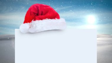 Noel Baba şapkası beyaz kartı ve kış manzarası ile dijital bileşik