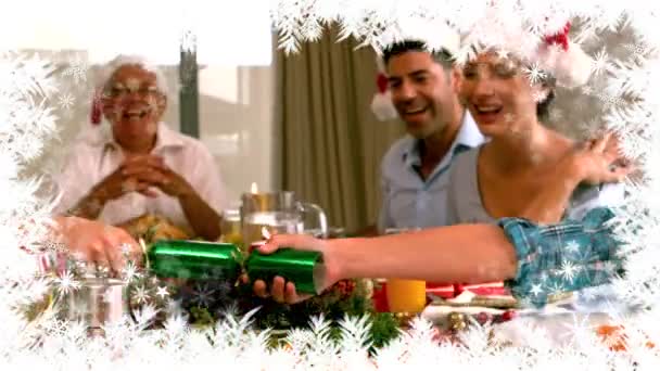 Digitaler Verbund Aus Weihnachts Schneeflockenrand Mit Familienessen Und Crackern — Stockvideo