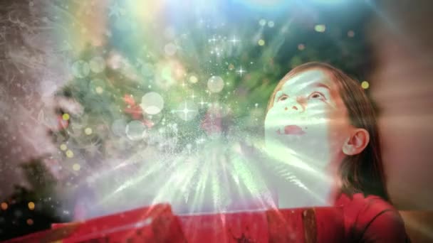 数字复合的女孩打开圣诞礼物与神奇的光 — 图库视频影像