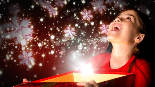 数码复合的兴奋女孩打开神奇的圣诞礼物盒与闪闪发光的雪花 — 图库视频影像