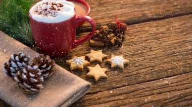 Yükseliyor kar Noel süsleri ve sıcak bir içecek ile dijital bileşik 