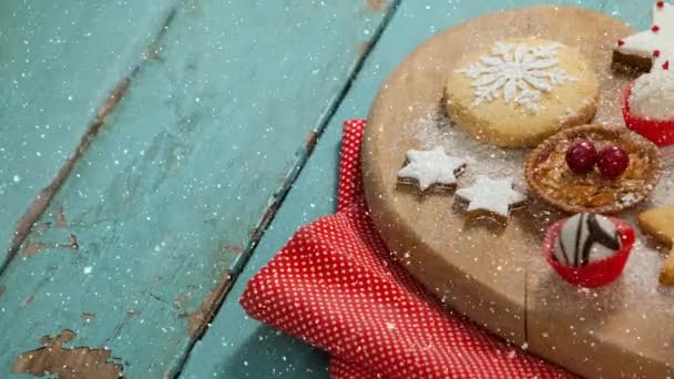 Composto Digital Neve Caindo Com Comida Natal — Vídeo de Stock