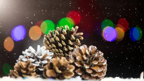 Composto Digital Neve Caindo Com Pinho Cone Decoração Natal — Vídeo de Stock
